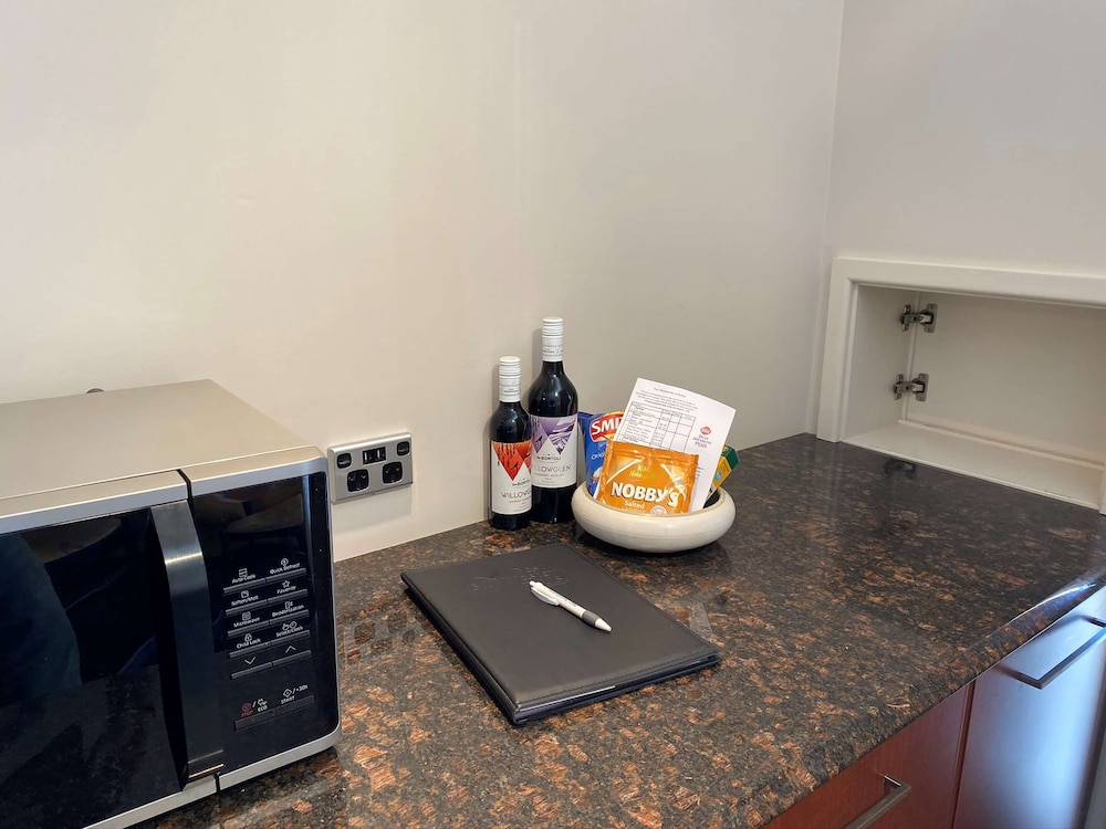 Deluxe Room, Multiple Beds, Non Smoking, Microwave - Photo 3