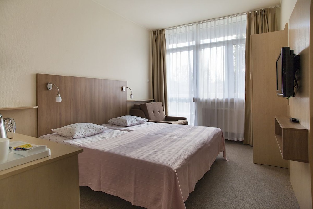 Economy Twin Room (no balcony) photo 3