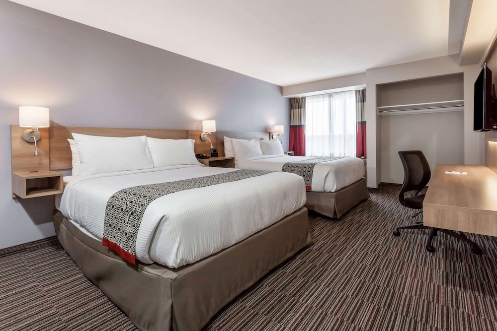 Suite, 2 Queen Beds, Non Smoking, Refrigerator