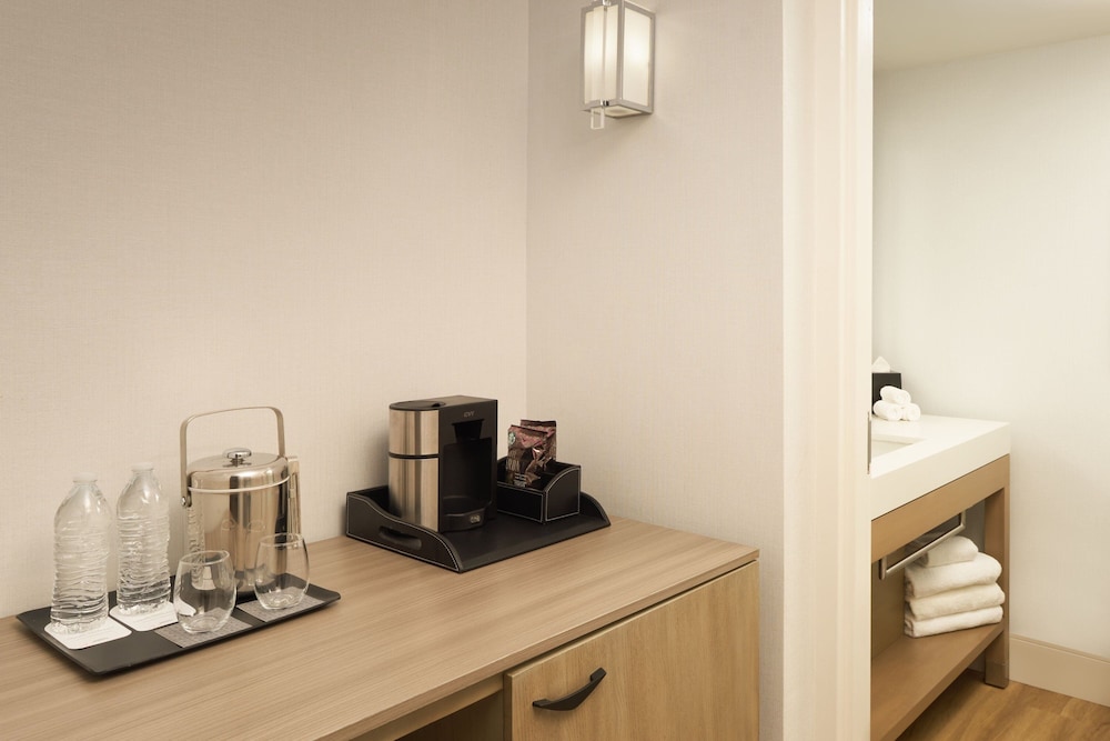 Room, 2 Queen Beds, City View - Photo 7