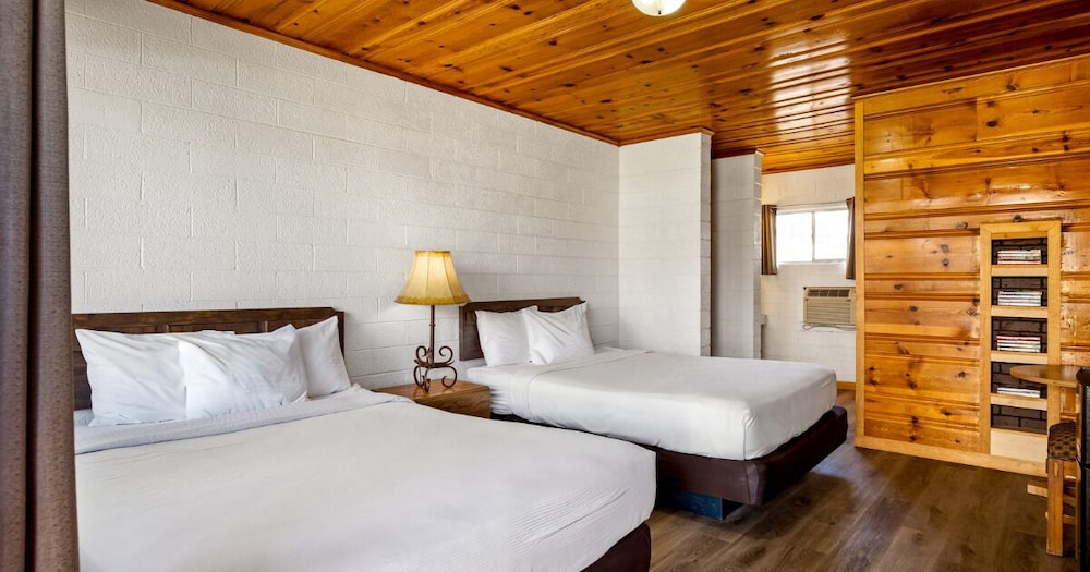 2 Queen Beds (Pet Friendly)