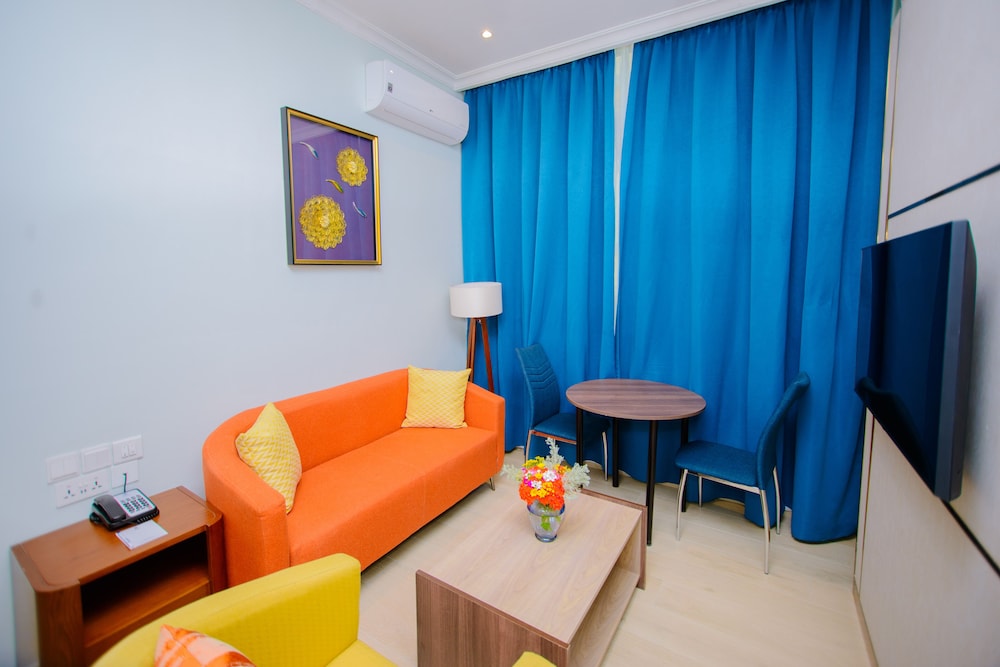 Executive Room, 1 King Bed, Non Smoking (Living Room) - Photo 6