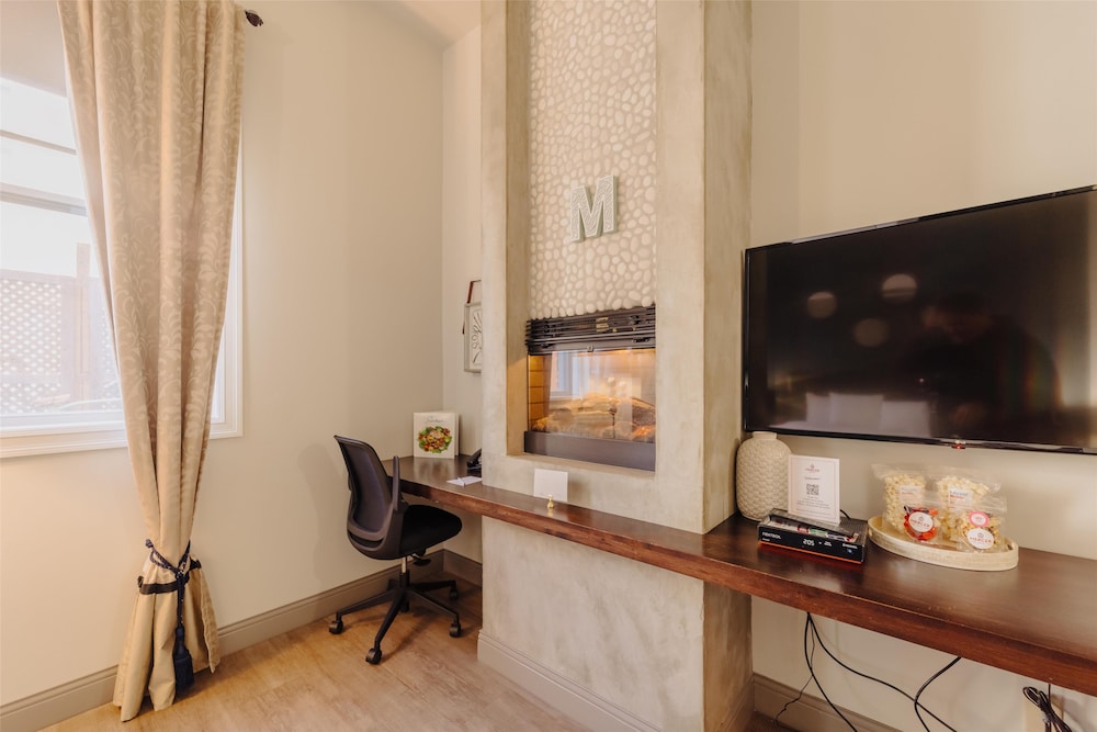 Standard Room, 1 King Bed, Non Smoking, Fireplace (No Elevator Access) photo 2
