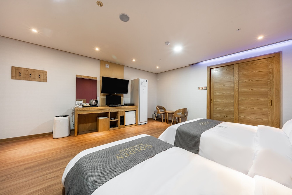 Deluxe Twin Room (Styler + Air Purifier) photo 2