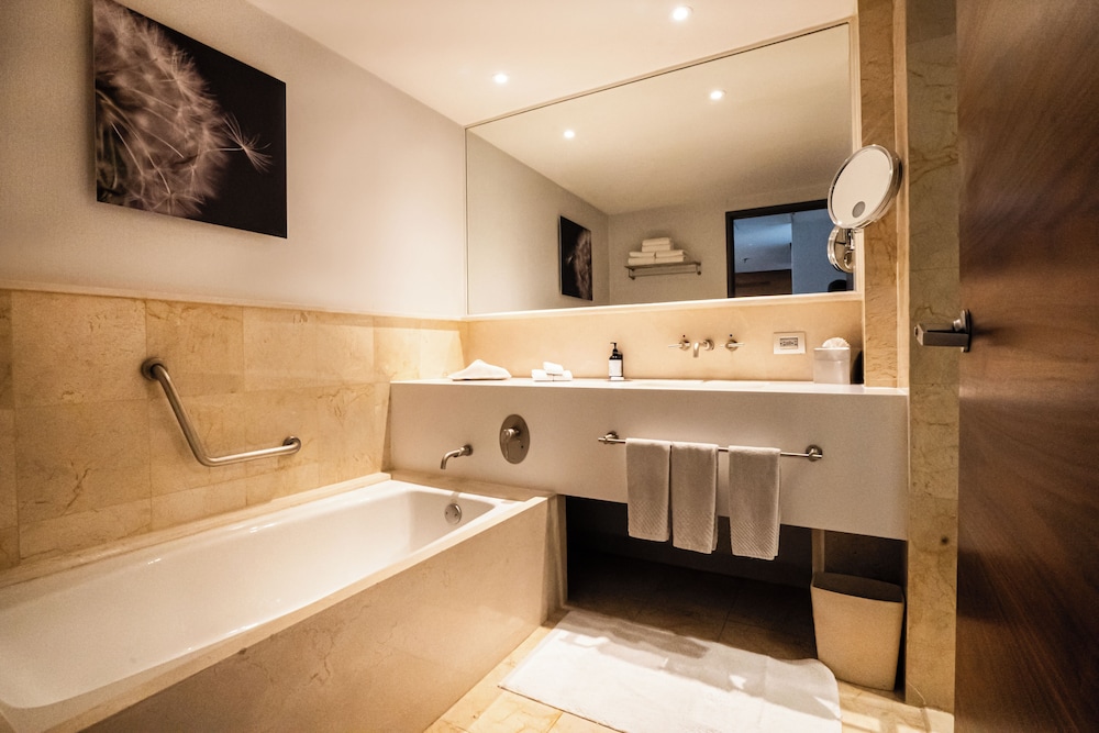 Room, Accessible, Non Smoking (mob/hearing acc w/ roll-in shower)