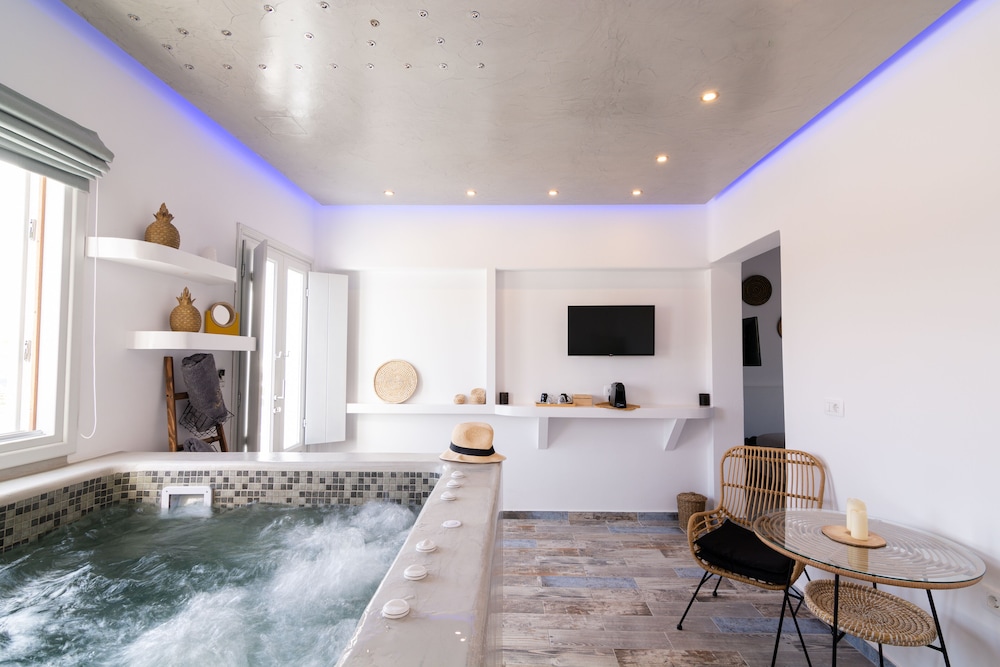 Elegant Suite with indoor jetted tub and sea view - Photo 33