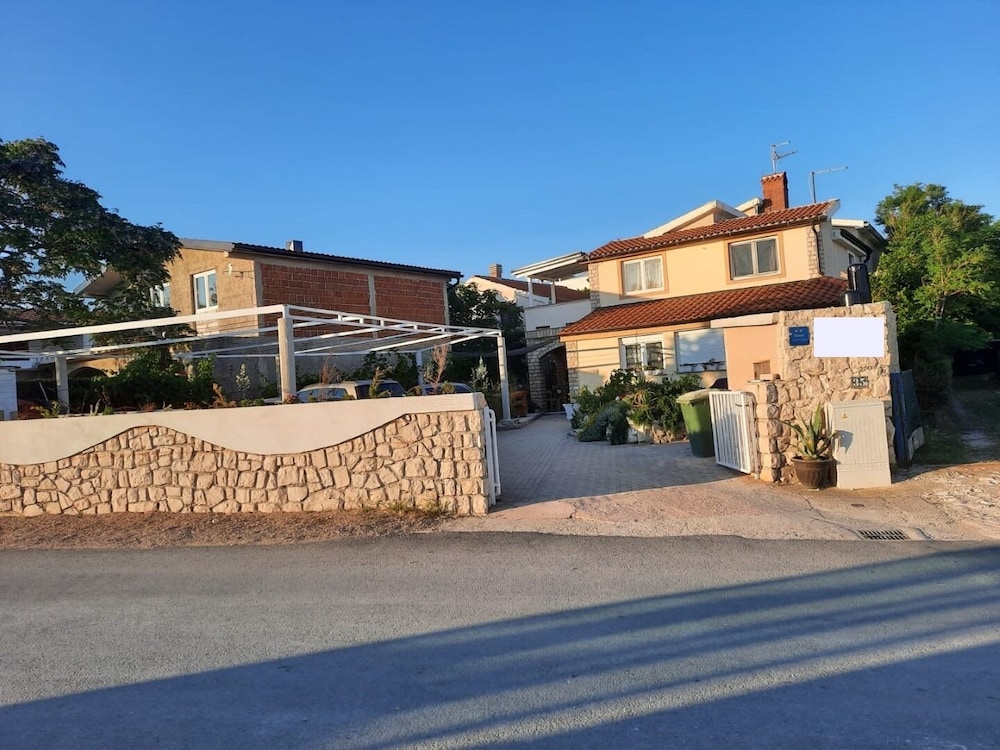 Apartment (Visnja - 10 meters to the sandy beach)