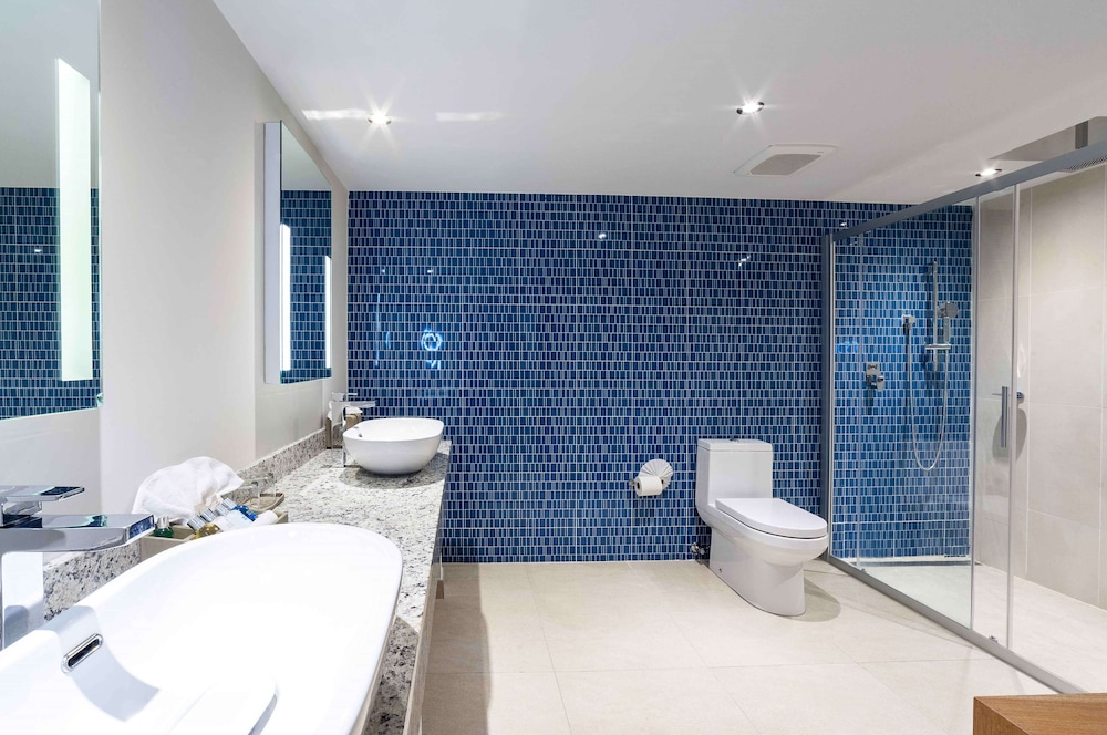 Suite, 1 King Bed, Ocean View (deluxe Junior Suite)