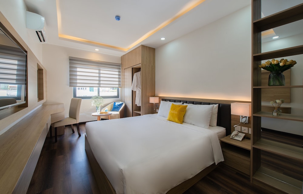 Deluxe Room, 1 King Bed - Photo 1