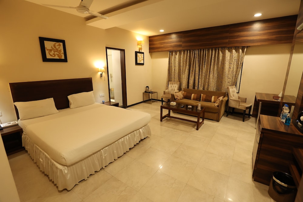 Luxury Room, 1 King Bed, Smoking, City View photo 3