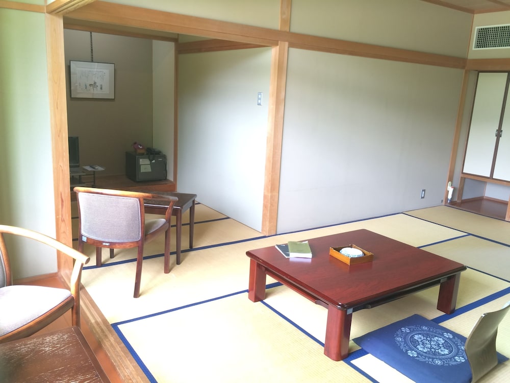 Japanese Style Wide Room, For 5 People, 13 Tatami-Mats, Shared Bathroom, Smoking And Non Smoking photo 2