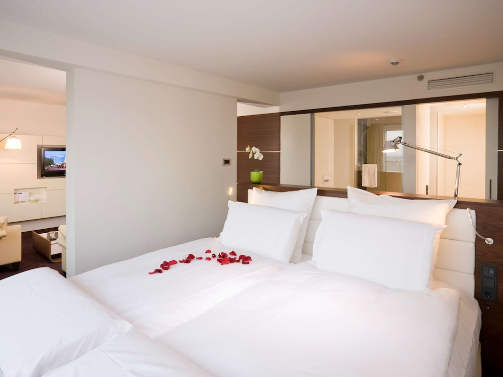 Deluxe Suite, 1 King Bed - Photo 1