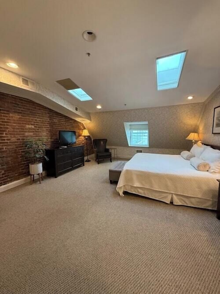 Deluxe Room, ONE KING BED JACUZZI LOFT - Photo 3