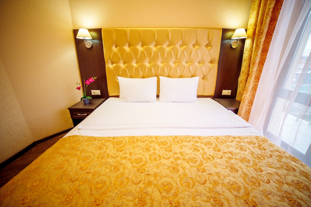 Luxury Quadruple Room, 1 King Bed With Sofa Bed, City View photo 3