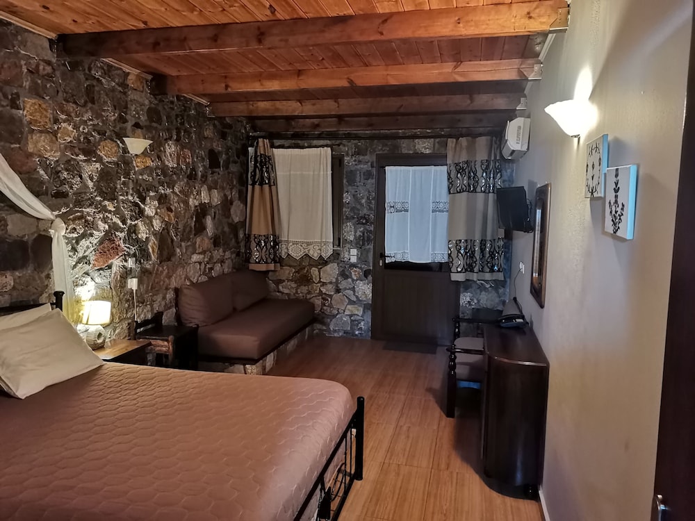 Superior Triple Room, Garden View photo 2