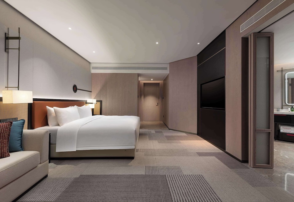 Deluxe Room, 1 King Bed, Non Smoking photo 1