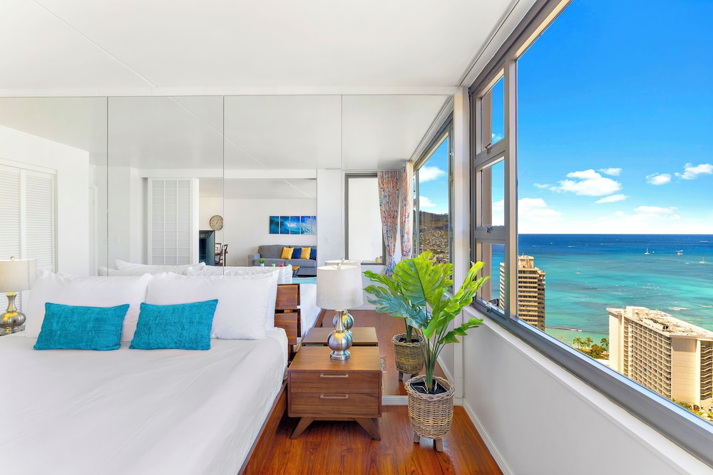 High Floor Ocean View Condo (King Bed and Parking): City Condo, 1 Bedroom, Balcony, Ocean View (0076) photo