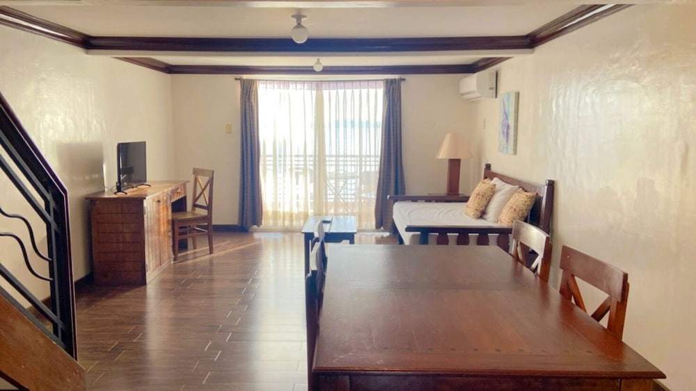 Premier Family Room - Photo 4