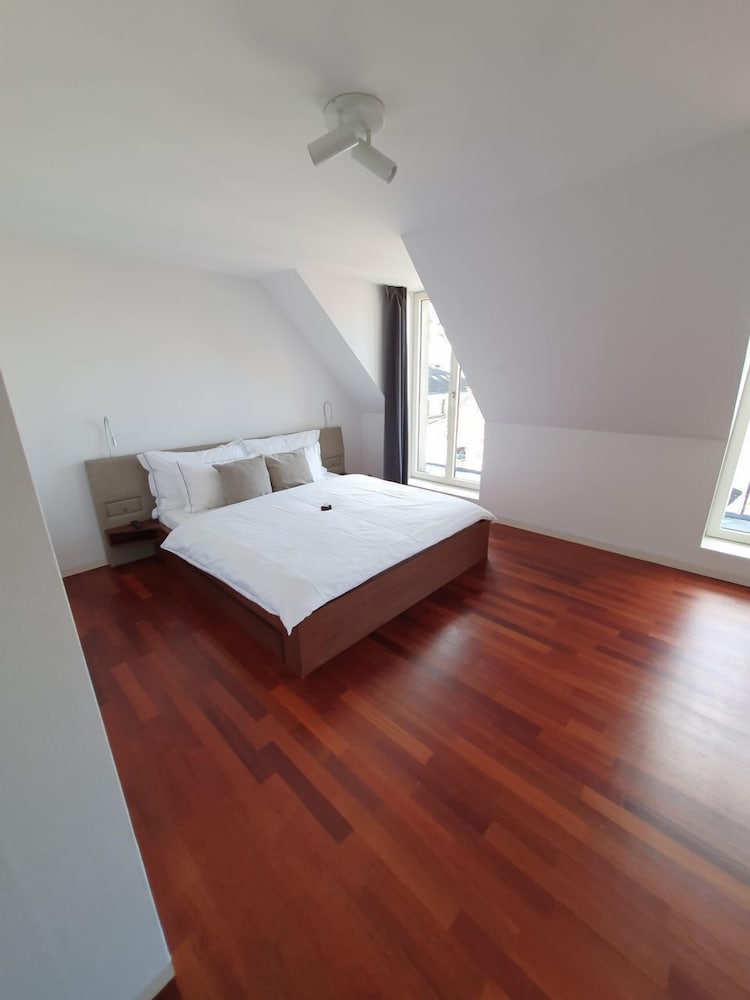 City Apartment, 3 Bedrooms, City View, Lakeside photo 3