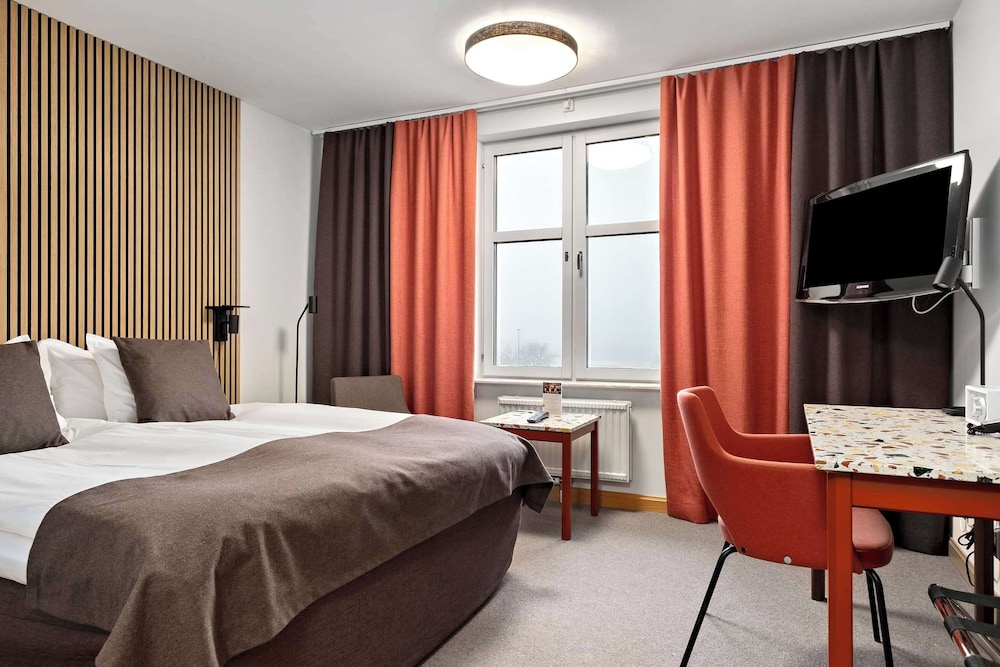 Standard Room, 1 Queen Bed, Non Smoking - Photo 1