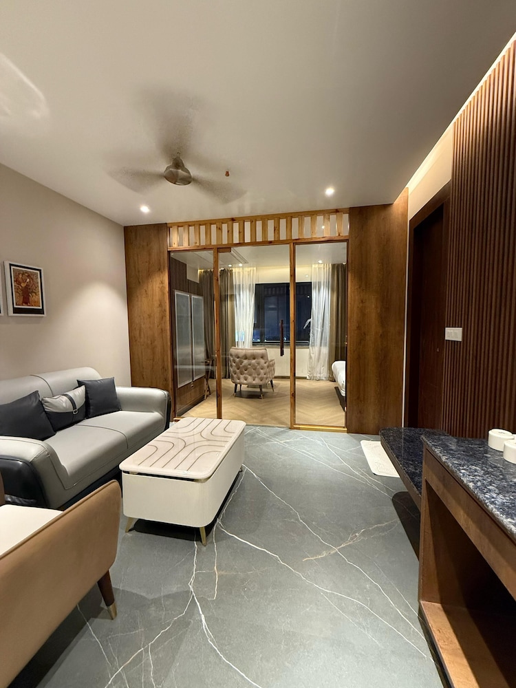 Executive Room - Photo 6