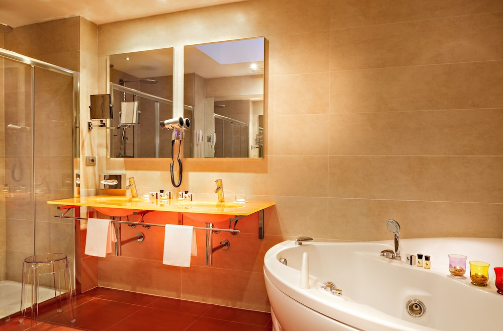 Suite - Photo 9