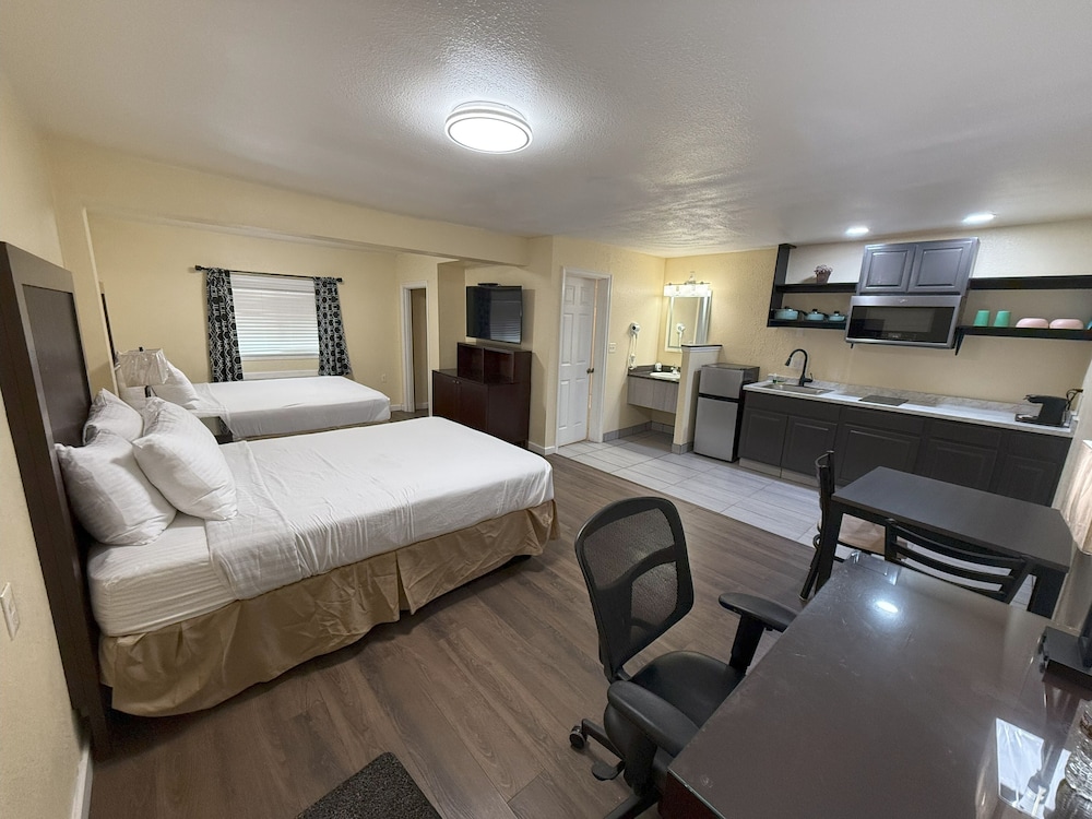 Standard Room, 2 Queen Beds photo 1