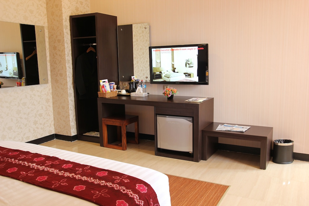 Suite, 1 King Bed photo 2