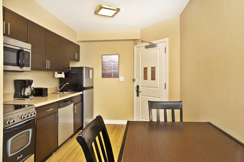 Suite, 2 Bedrooms - Photo 2