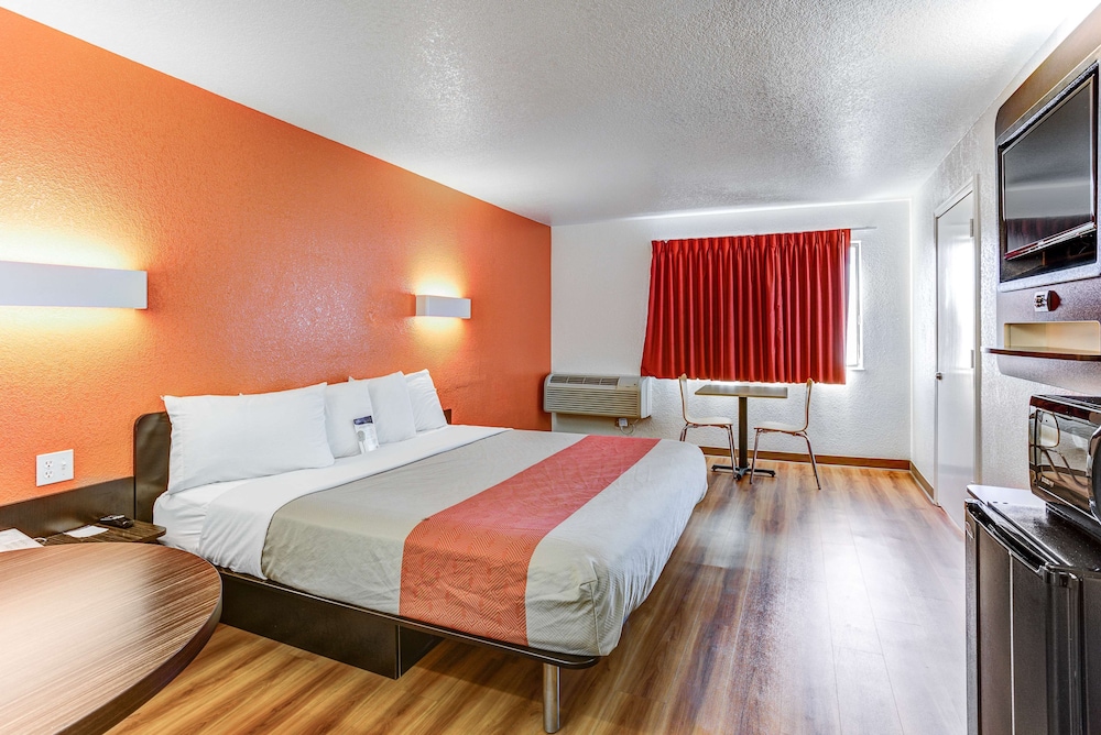 Deluxe Room, 1 King Bed, Non Smoking - Photo 4