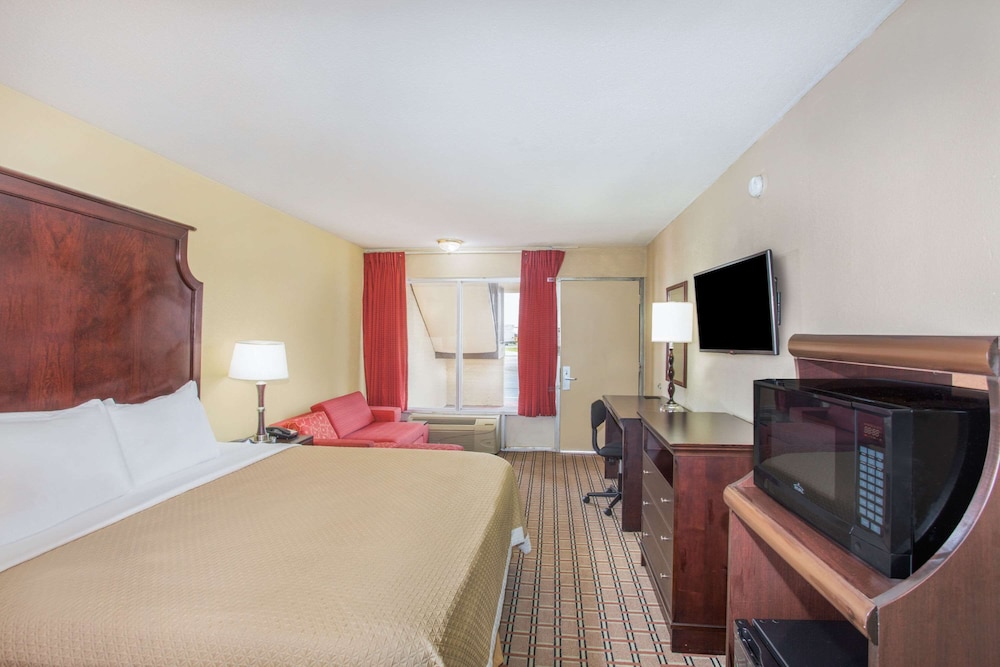 Standard Single Room, 1 King Bed, Smoking