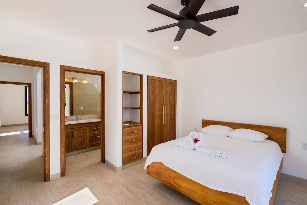 Luxury House, 4 Bedrooms, Beachside photo 2