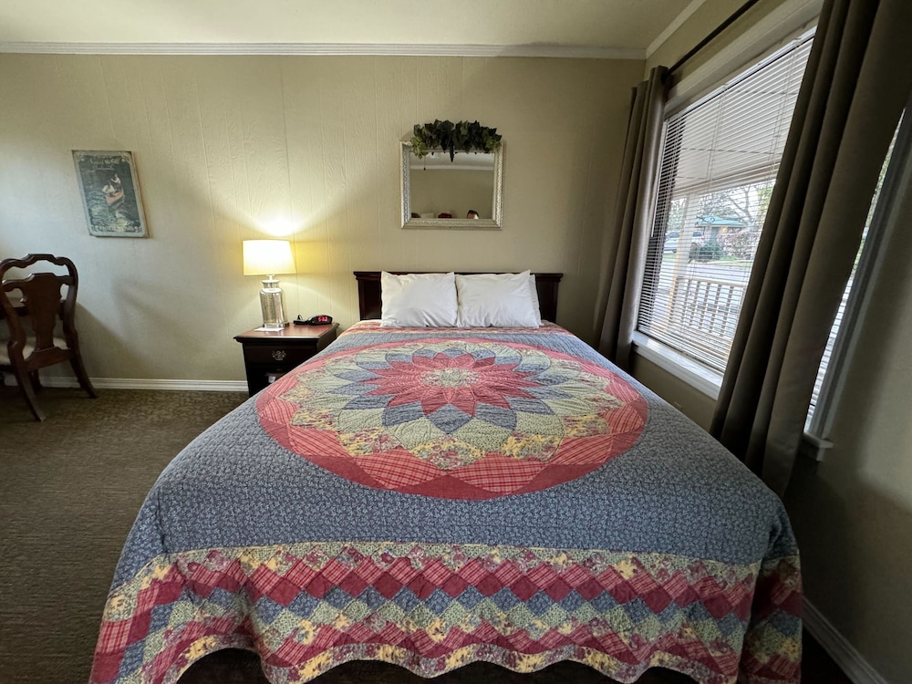 Basic Room, 1 Queen Bed, Non Smoking photo 1