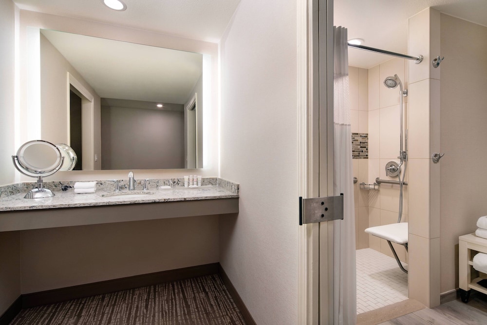 Room, 2 Double Beds, Bay View (Mobility Accessible, Roll-In Shower) - Photo 5