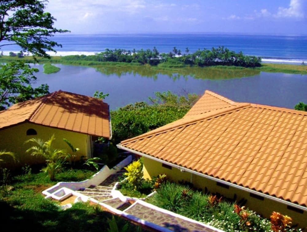 Superior Bungalow, 1 King Bed, Ocean View, Overwater photo 3
