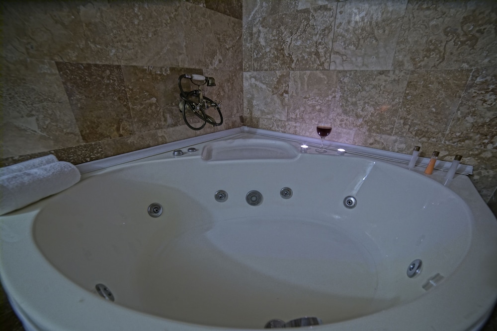 Deluxe Room With Jacuzi photo 2