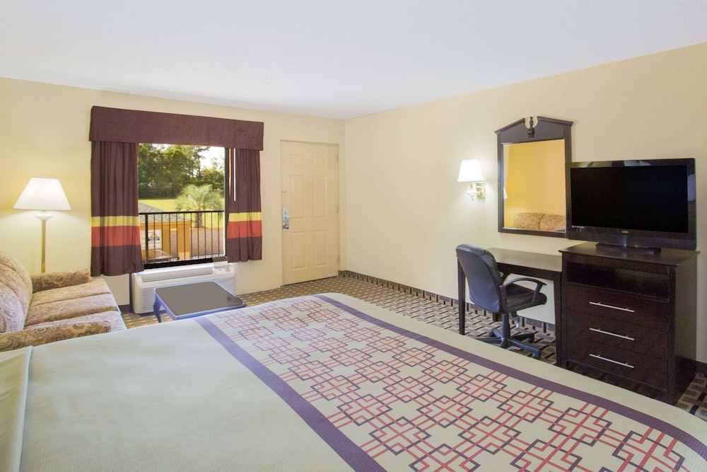 Suite, 1 King Bed, Non Smoking - Photo 2