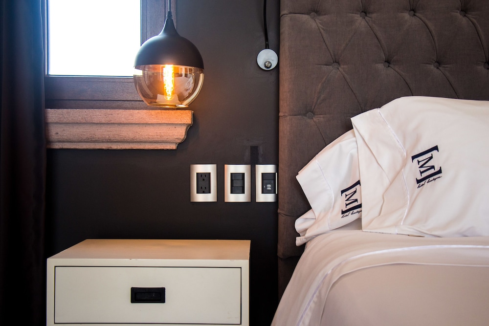 Junior Suite, 1 King Bed, Balcony, City View, photo 6