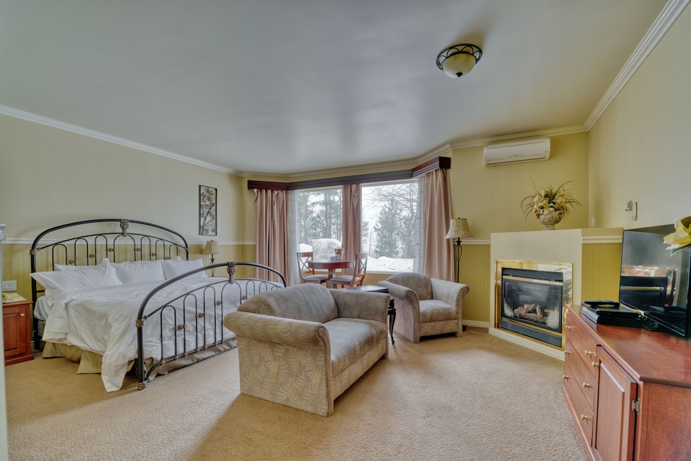 Deluxe Room, 1 King Bed photo 1
