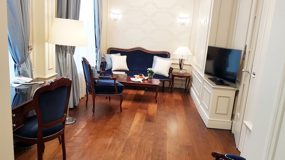 Suite, 1 Double Bed thumbnail 5