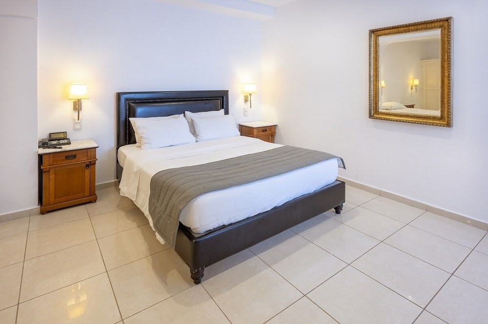 Room with sharing pool - Photo 1