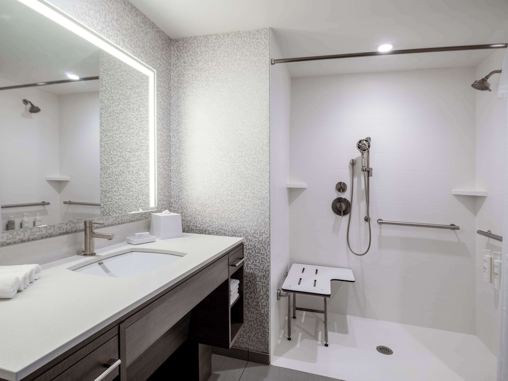 Suite, 2 Queen Beds, Accessible (Roll-In Shower) - Photo 3