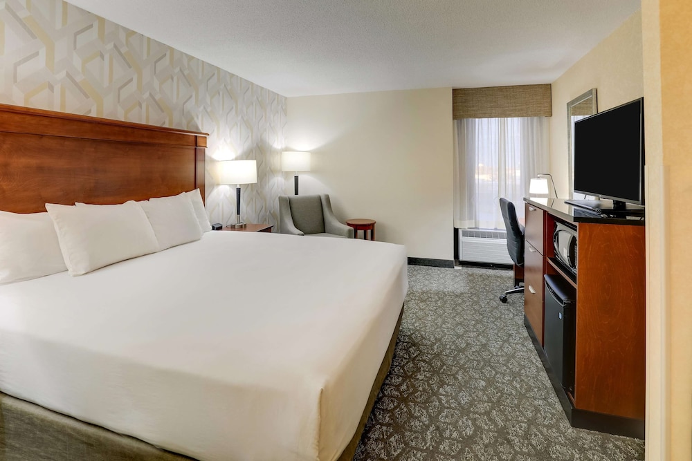 Deluxe Room, 1 King Bed, Accessible, Refrigerator & Microwave (Tub, Upper Floor)