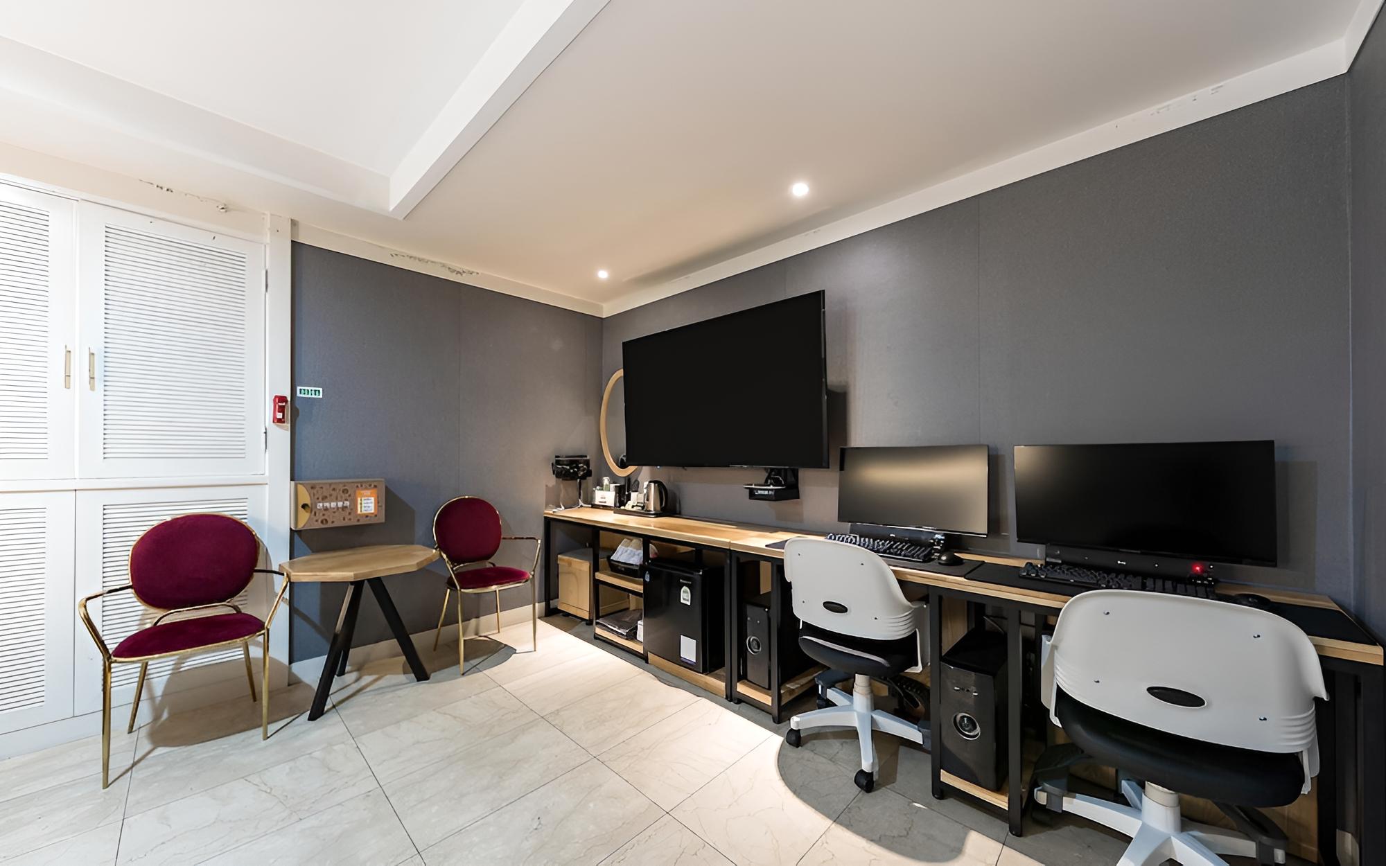 Room (Couple PC - 23 hours (2 PCs Netflix &) - Photo 4