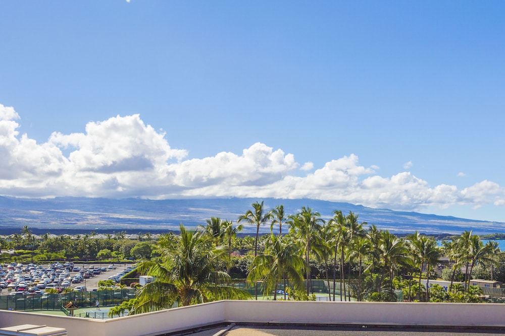 Makai Room, 1 King Bed, Resort View (Accessible Tub, Hearing)