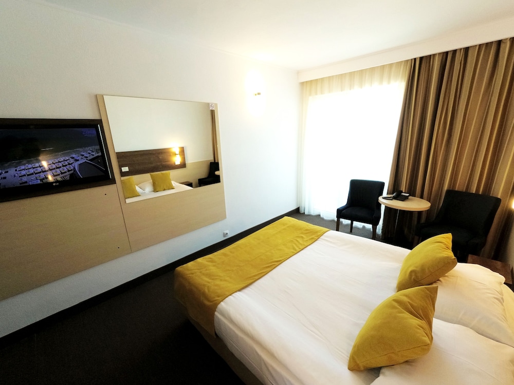 One Queen Bed Room With Sofa Bed, Without Sea-View, Air-Condition, Balcony, Nonsmoking