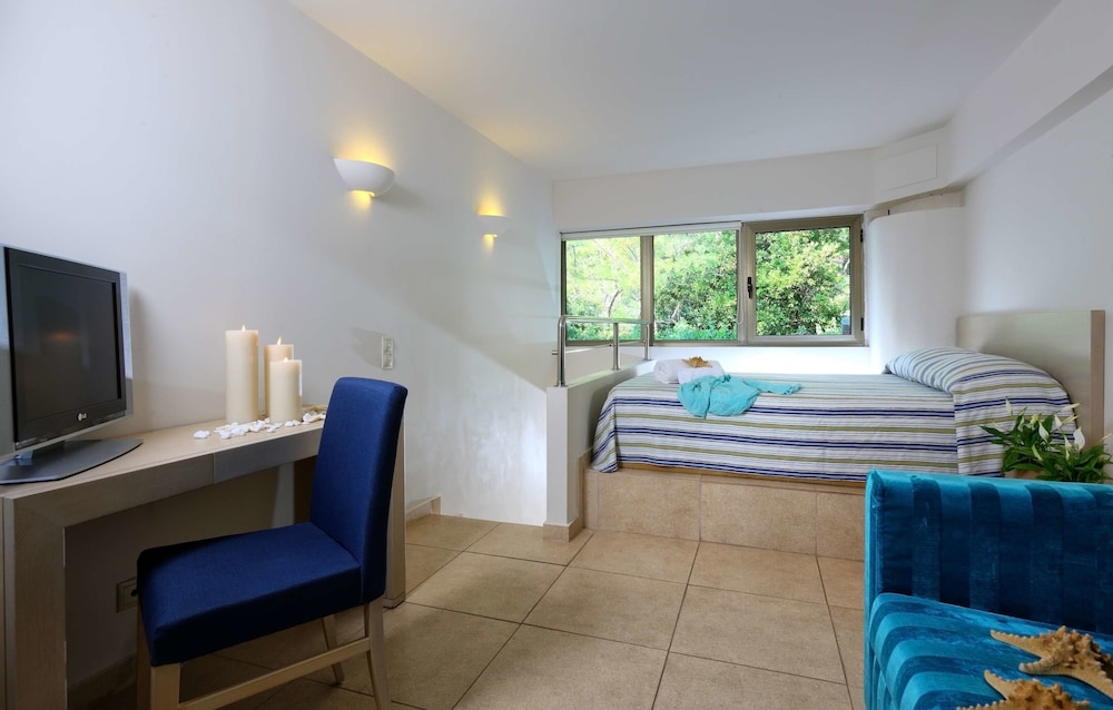 Maisonette Two-Bedroom with Pool View photo 2