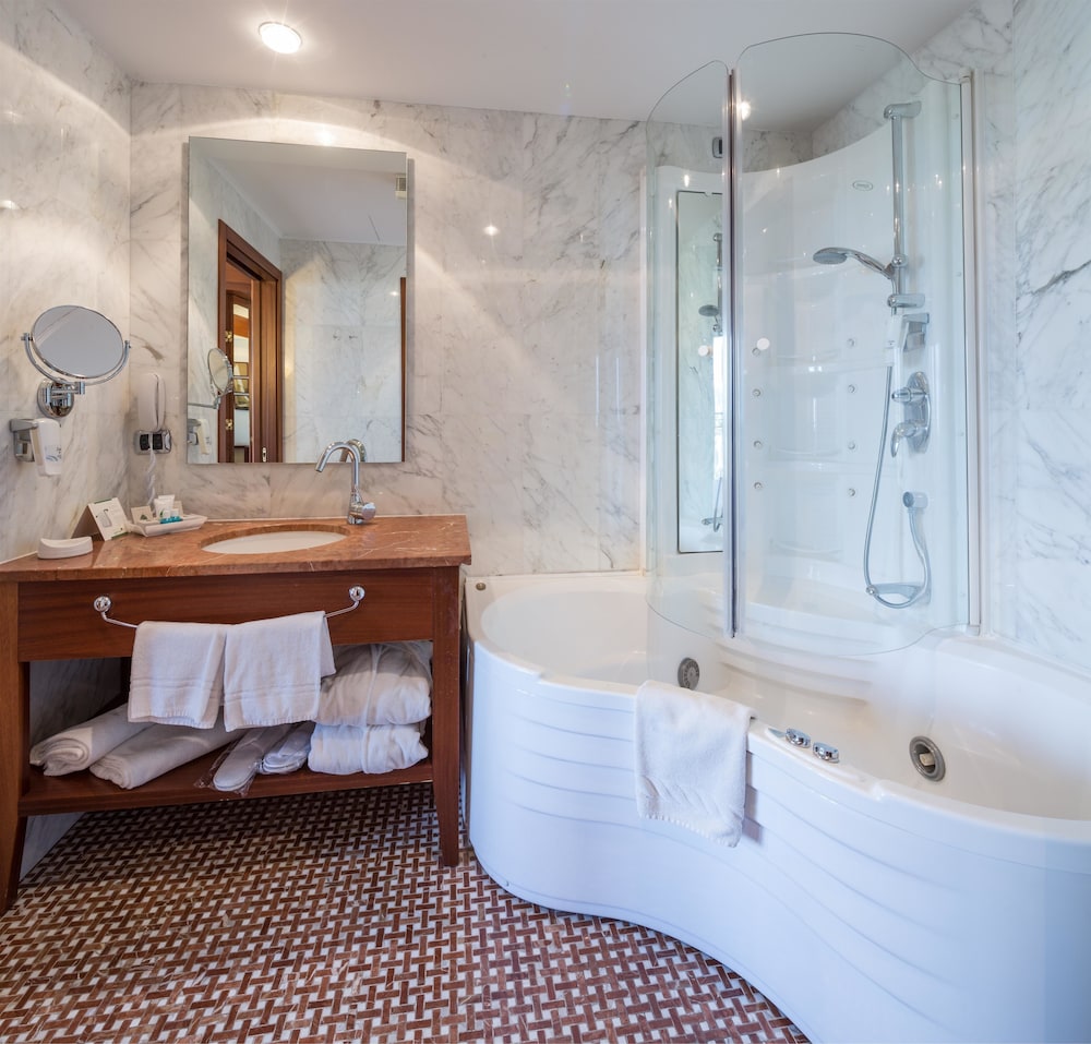 Royal Suite, 1 King Bed - Photo 11