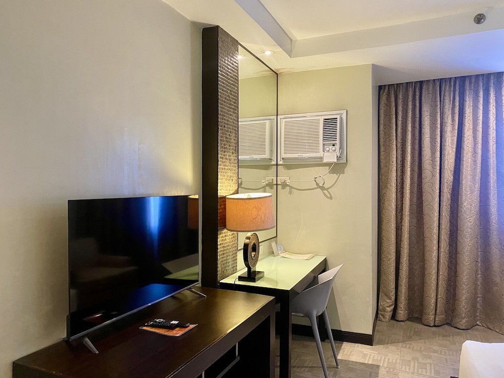 Deluxe Queen (1 Queen Bed) - Photo 11