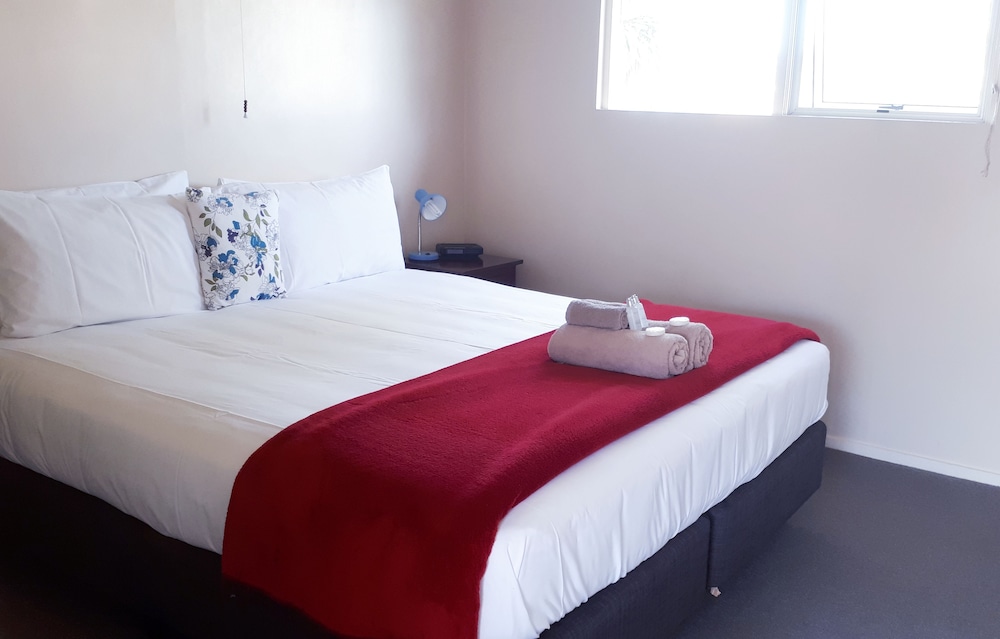 Standard Suite, 1 Bedroom, Non Smoking, Kitchenette (Queen plus Single) photo 2